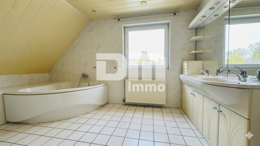 Charmantes Ein- bis Zweifamilienhaus mit großem Garten in begehrter Lage - OG / DG Badezimmer Wanne / Dusche